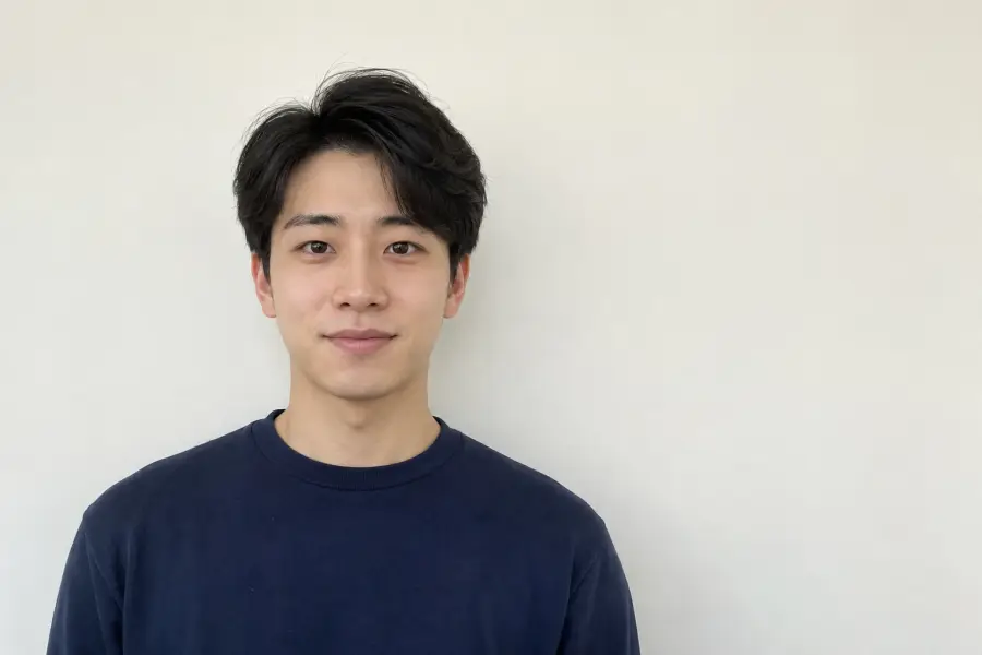 흰 벽 앞에서 찍은 평범한 휴대폰 사진